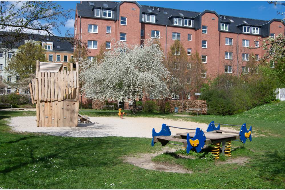 Spielplatz im grünen Innenhof