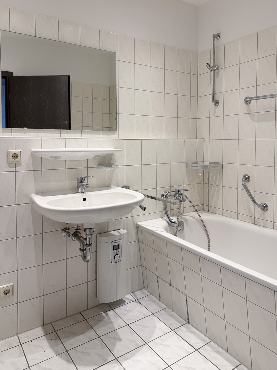 Bad 1 mit Wanne