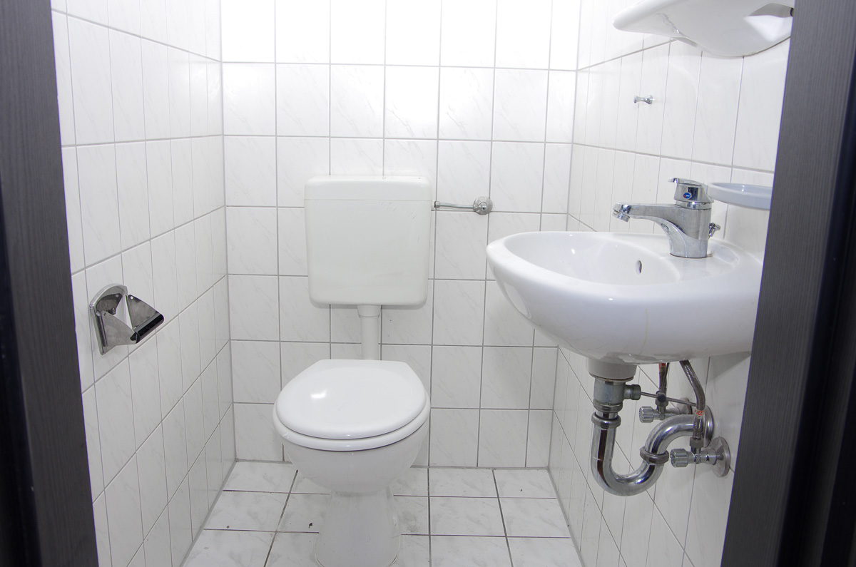 separates WC