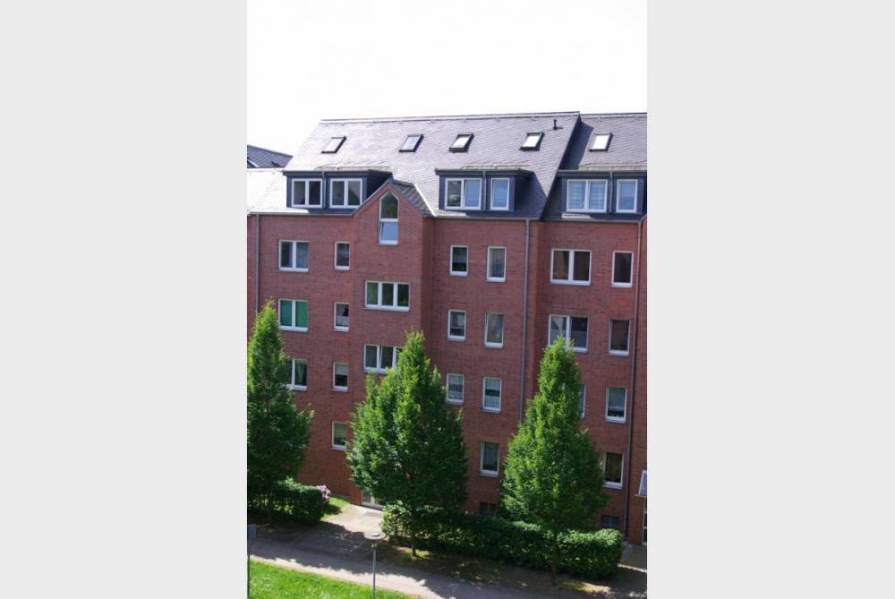 Großzügige Wohnung mit Parkett, Südbalkon und grünem Innenhof