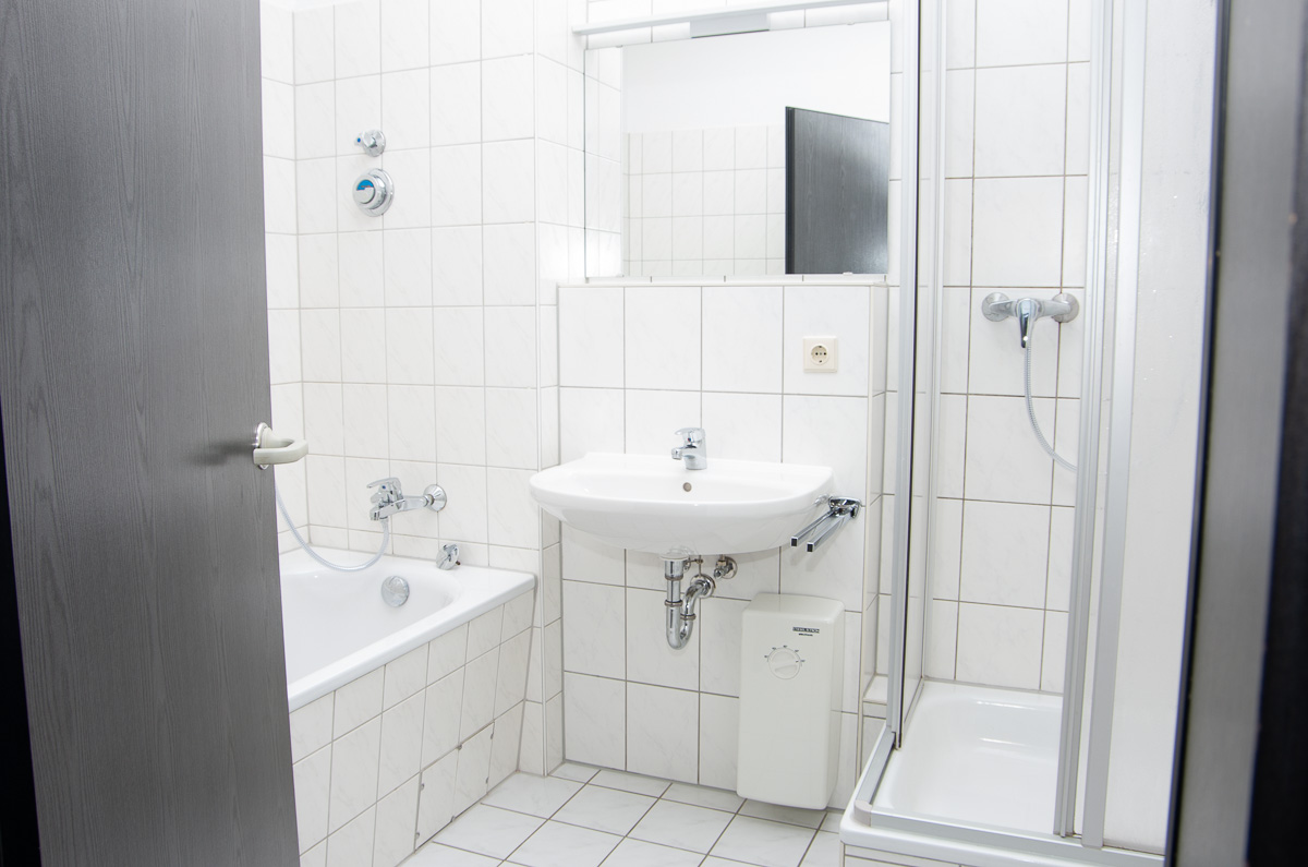 Bad mit Wanne und Dusche