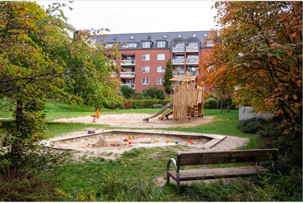 grüner Innenhof mit Spielplatz