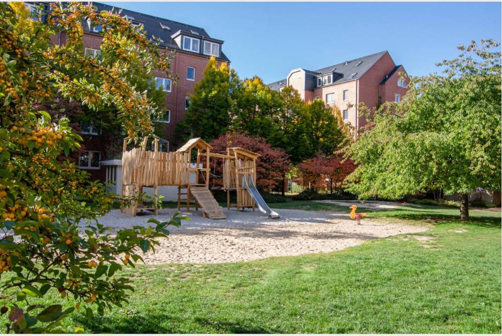 grüner Innenhof mit Spielplatz