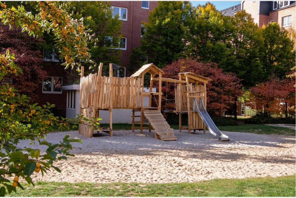 grüner Innenhof mit Spielplatz