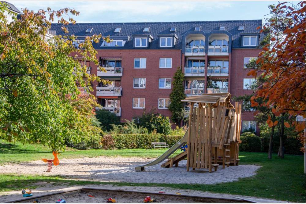 grüner Innenhof mit Spielplatz